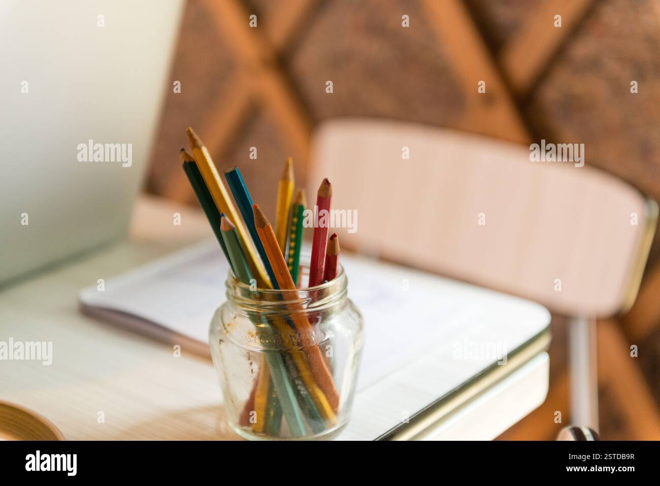 Crayons et crayons dans un pot sur la table Banque D'Images