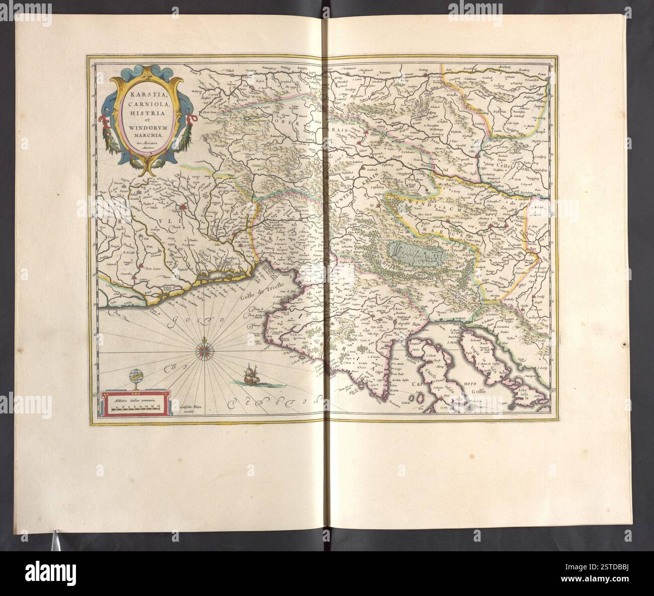 Un volume antique de la Collection topographique du Roi BL, intitulé «troisième volvme de la Geographie», présentant des cartes, des descriptions géographiques et des informations topographiques détaillées du XVIIIe siècle. Le travail offre un aperçu de la cartographie historique, de la géographie et de l'exploration. Banque D'Images