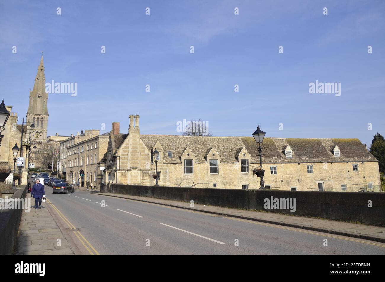 St Marys Hill et le pont de la ville sur la rivière Welland à Stamford, Lincolnshire Banque D'Images