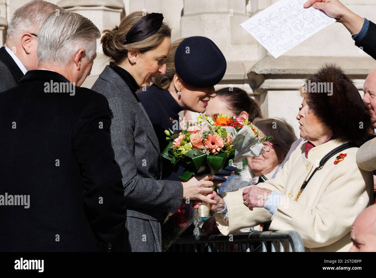 Bruxelles, Belgique. 18 février 2025. Princesse Claire de Belgique, reine Mathilde de Belgique et fan de royauté Mme Huguette Huart photographiées après la cérémonie annuelle à la mémoire des membres décédés de la famille royale, à onze-Lieve-Vrouwekerk/notre-Dame de Laeken, à Bruxelles, mardi 18 février 2025. BELGA PHOTO BENOIT DOPPAGNE crédit : Belga News Agency/Alamy Live News Banque D'Images
