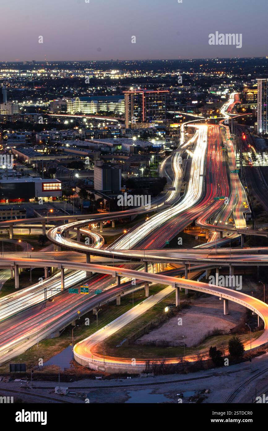 nuit, trafic, voitures, longue exposition, dallas, texas, ville, urbain, lumières, bâtiments, extérieur, architecture, lumineux, sombre, skyline, vue, routes, highwa Banque D'Images