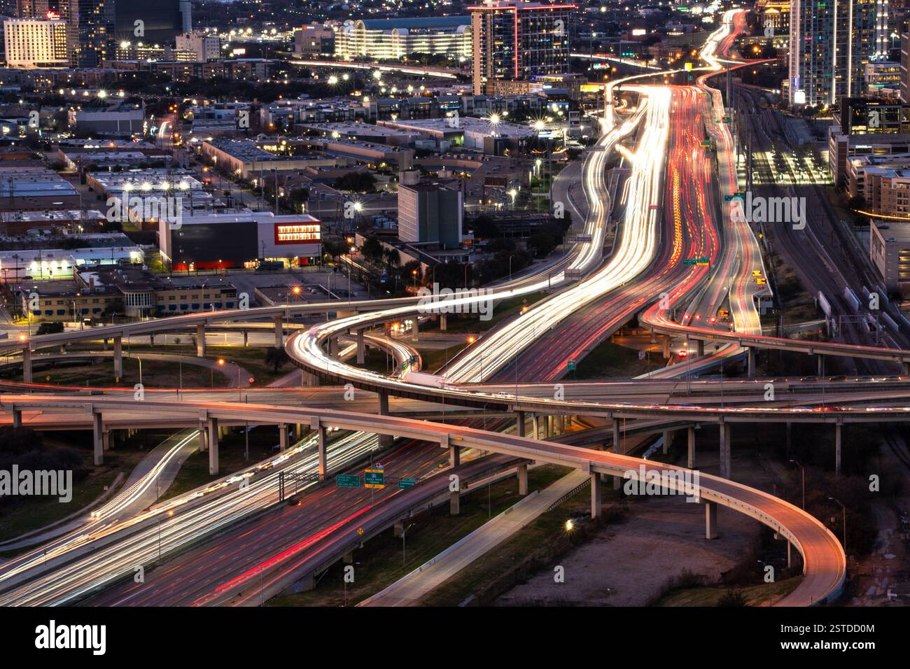 nuit, trafic, voitures, longue exposition, dallas, texas, ville, urbain, lumières, bâtiments, extérieur, architecture, lumineux, sombre, skyline, vue, routes, highwa Banque D'Images