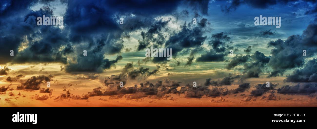 Vue panoramique sur le ciel dramatique du soir au coucher du soleil Banque D'Images