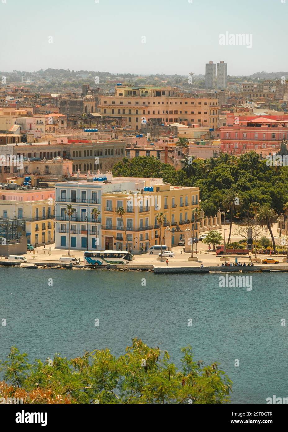 Vue en angle élevé de la baie de la vieille Havane port Malecon et la ville de Casa Blanca par une journée ensoleillée. Plan vertical du paysage urbain de la Havane, panorama de la ligne d'horizon. Banque D'Images