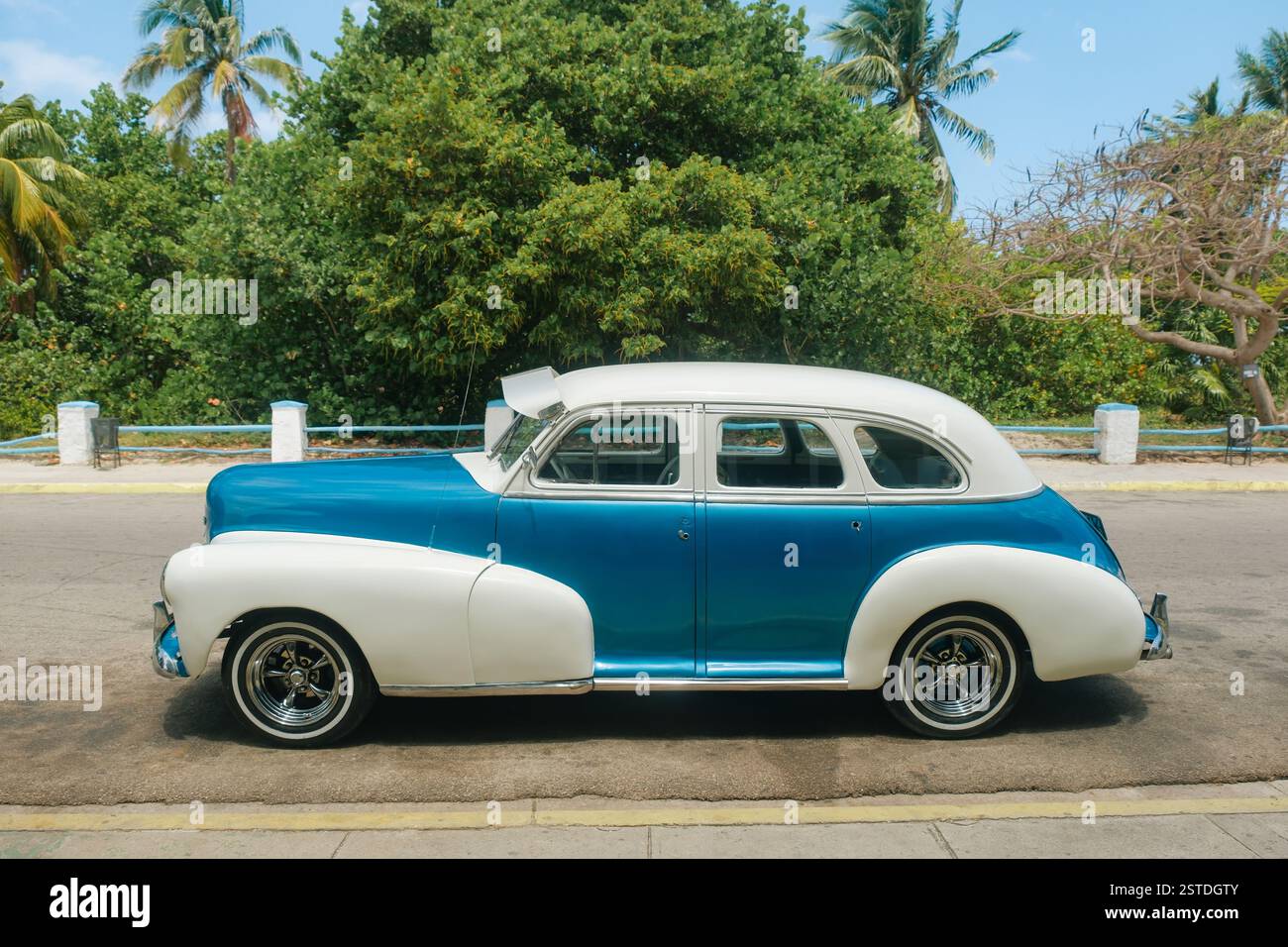 Vieille voiture vintage classique bleu et blanc garée sur le côté de la route dans la rue de Varadero, Cuba, une ville balnéaire populaire auprès des touristes. Beaucoup de la voiture vintage Banque D'Images