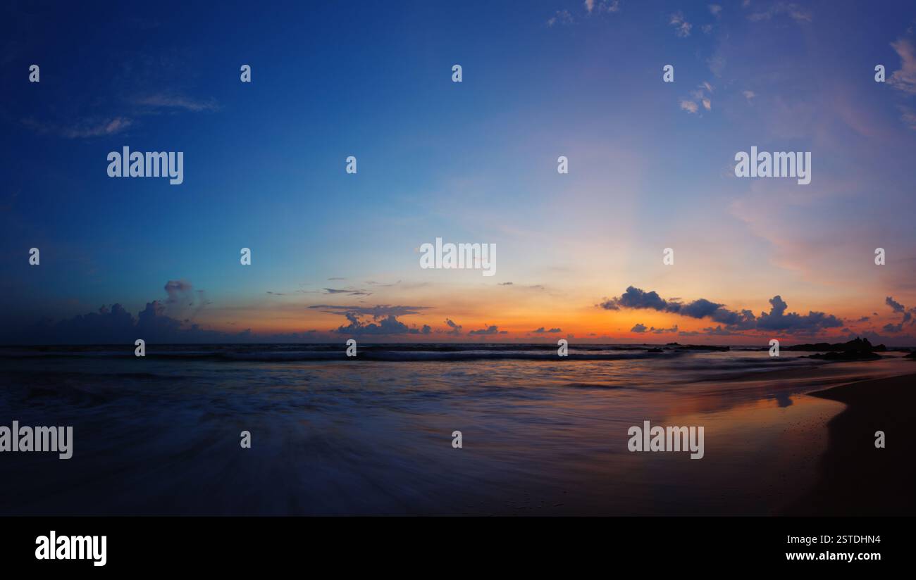 Coucher de soleil pittoresque sur l'océan Banque D'Images