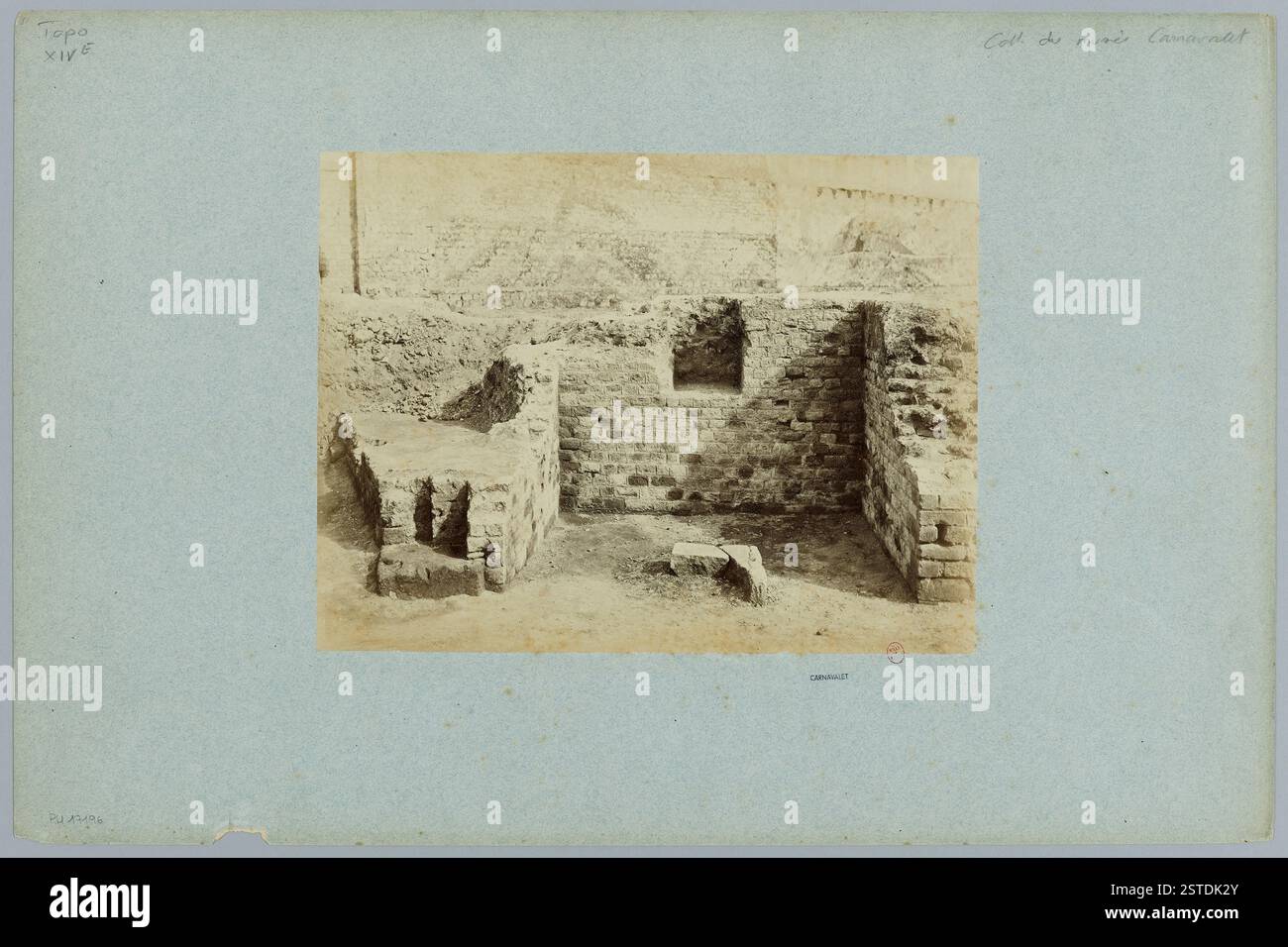 Les arènes de Lutèce, Cella ou Lcking parlaient dans le mur du podium, juste à l'est de la sortie de l'entrée nord de l'arène. Derrière, le mur attenant avec l'école du n°19 rue des boulangers. Vue prise au nord. 5ème arrondissement','image du Cella ou Lcking parlait dans le mur est des Arènes de Lutèce, avec l'école au n°19 rue des boulangers visible derrière. La vue est dirigée vers le nord. Banque D'Images