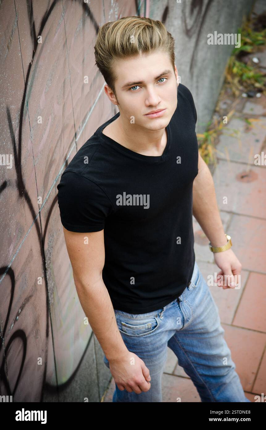 Attractive blonde jeune homme dans l'environnement de la ville Banque D'Images