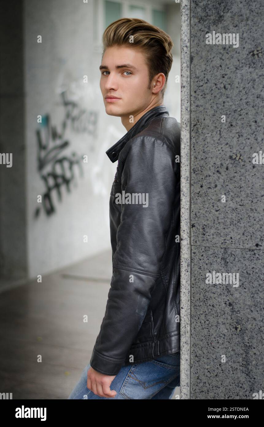 Attractive blonde jeune homme dans l'environnement de la ville Banque D'Images