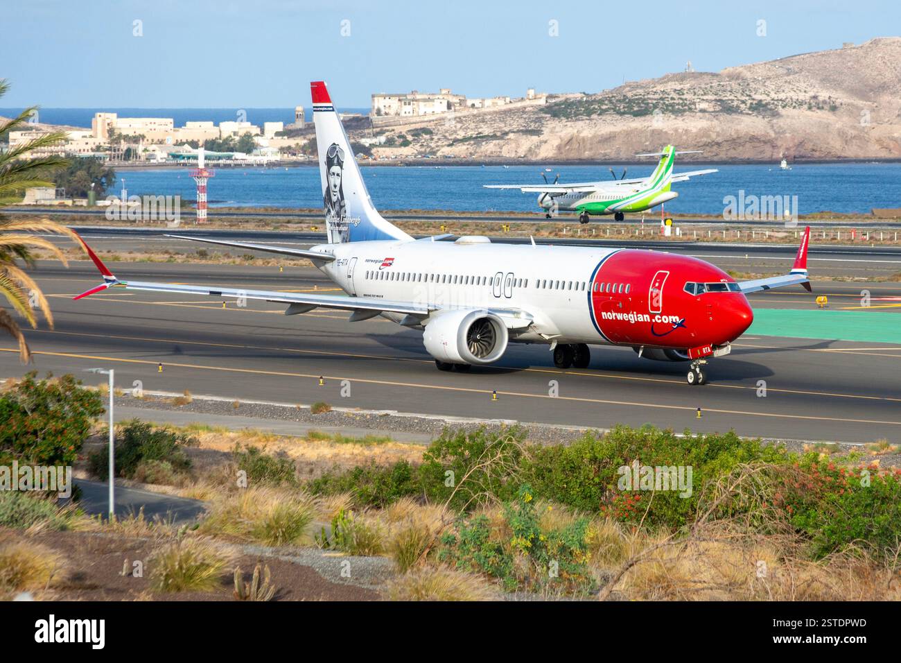 Avión de Línea Boeing 737 MAX de la aerolínea Norwegian carreteando para despegar en el aeropuerto de Gran Canaria. Banque D'Images
