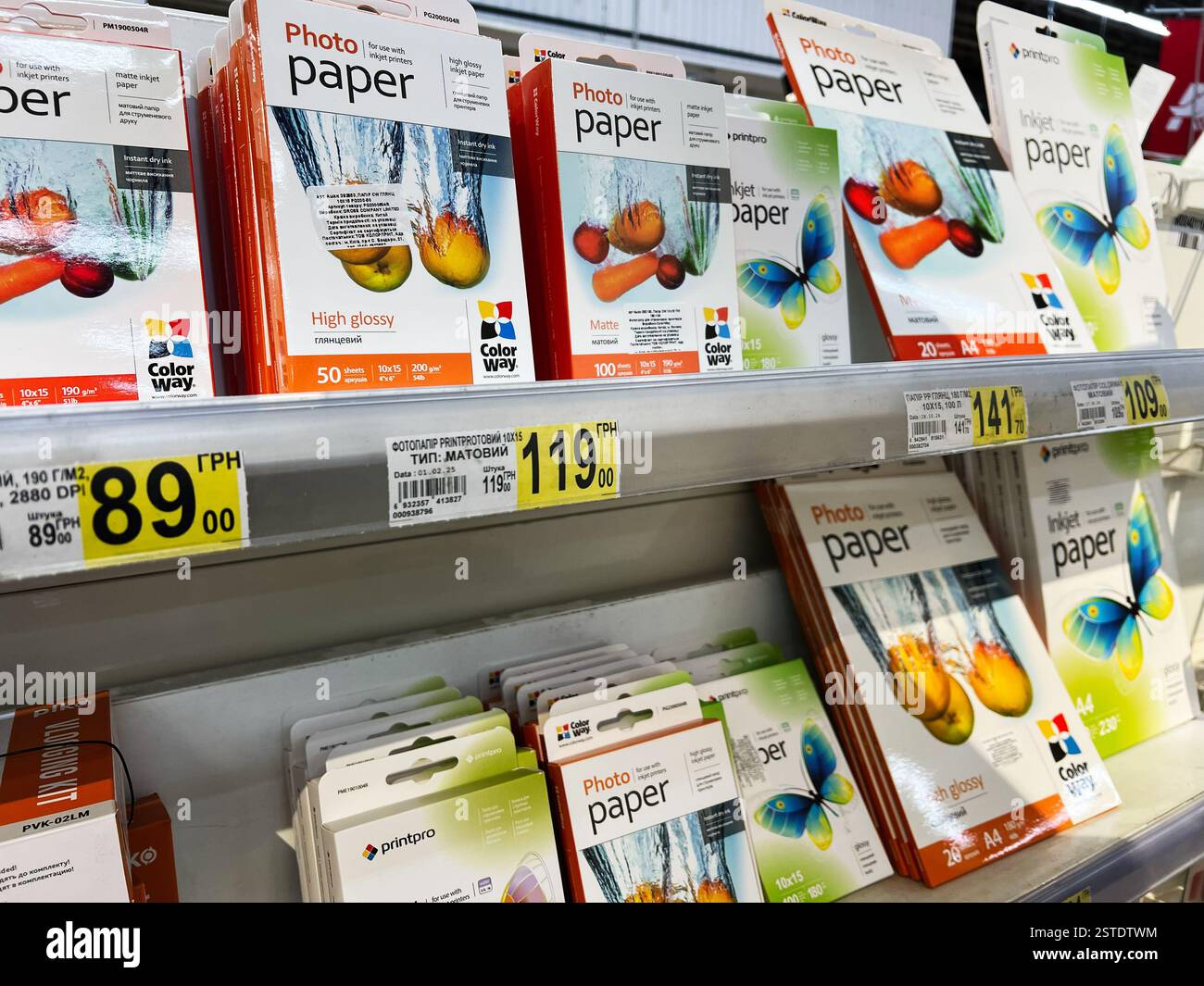 Lviv, Ukraine - 16 février 2025 : paquets de papier photo exposés sur une étagère de magasin, avec différentes finitions et marques. Banque D'Images