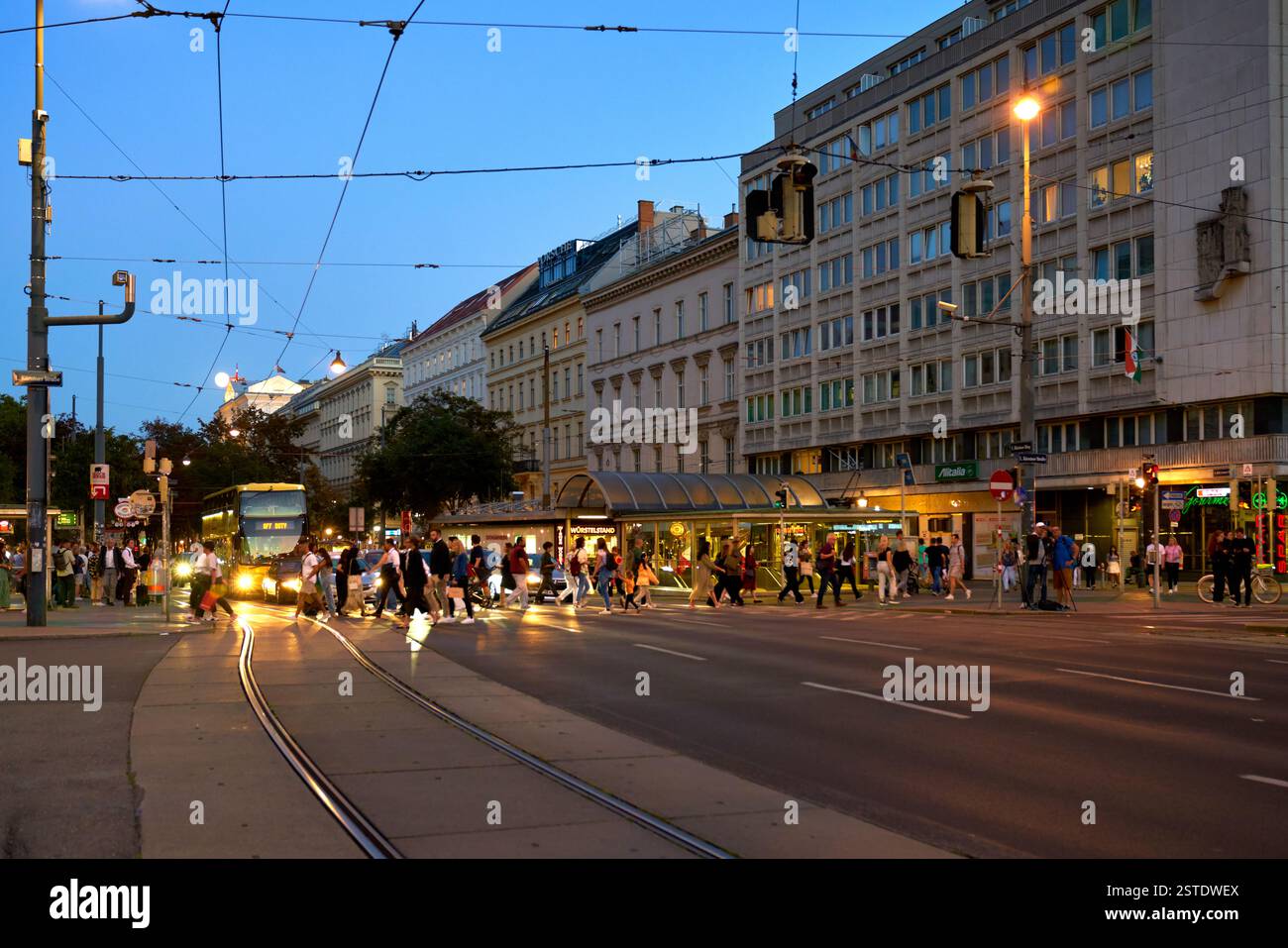 Vienne, Autriche – 27 septembre 2023 passage piétonnier de la rocade très fréquentée par l'Opéra national de Vienne. Carrefour animé de Vienne au crépuscule à l'Operring. Banque D'Images