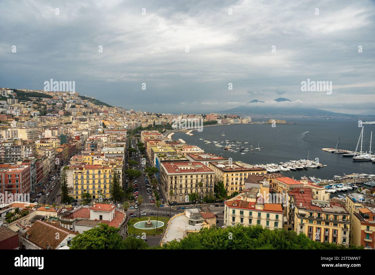 Naples, Italie - 27 mai 2024 : une vue panoramique de Naples depuis un point de vue élevé, mettant en valeur les bâtiments densément peuplés de la ville, la baie scintillante Banque D'Images