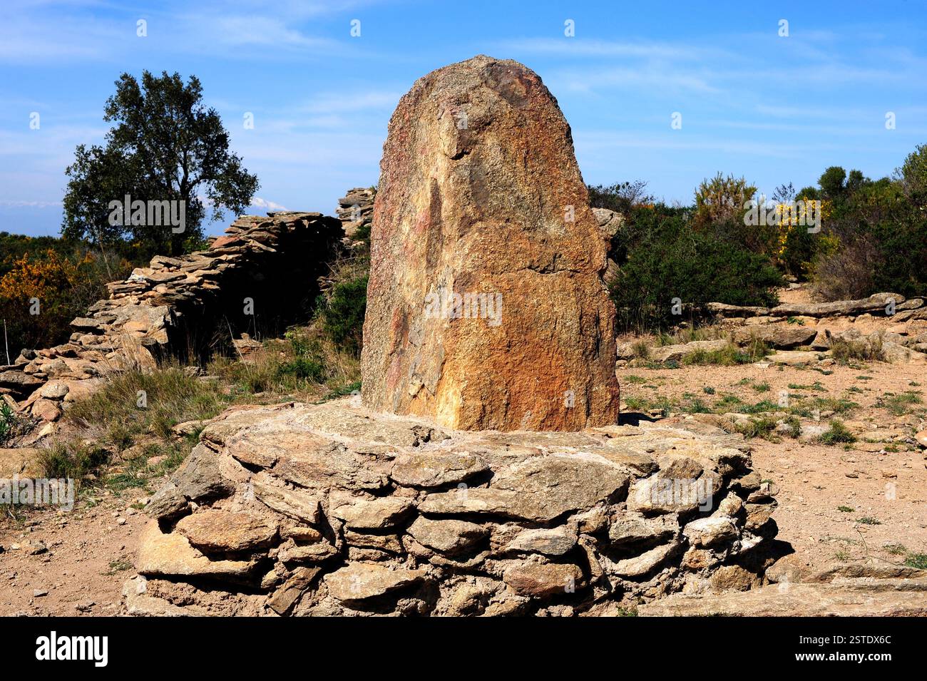 Menhir de Casa Cremada II (3500 av. J.-C.). Roses, Alt Empordà, Gérone, Catalogne, Espagne. Banque D'Images