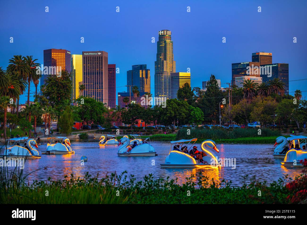 Horizon de Los Angeles au coucher du soleil depuis Echo Park avec pédalos sur le lac Banque D'Images
