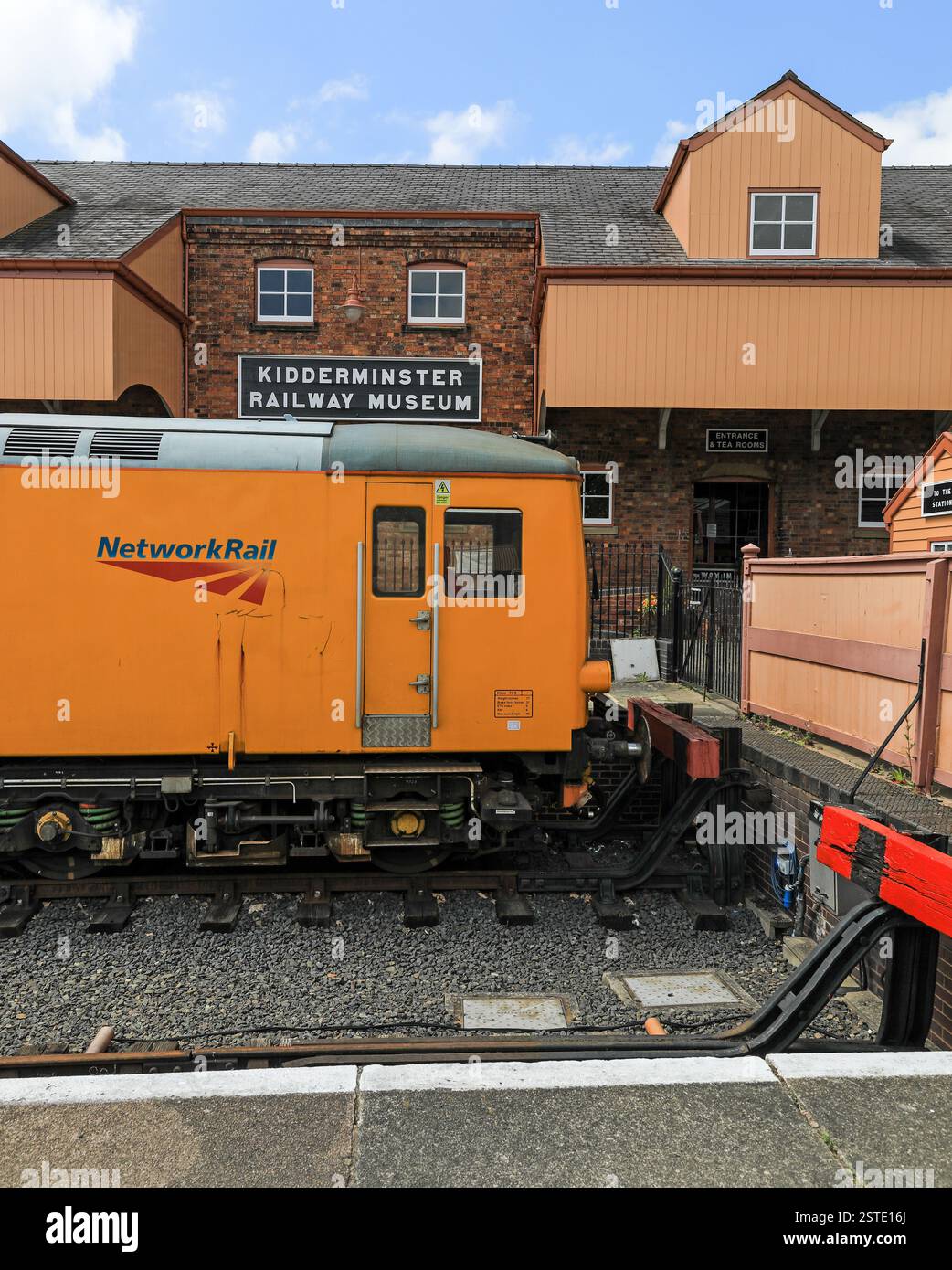 Train d’essai « Janis Kong » de la classe 73 73952 du réseau Rail, devant le musée ferroviaire, gare de Kidderminster, chemin de fer de la vallée de la Severn, Worcestershire, Angleterre Banque D'Images