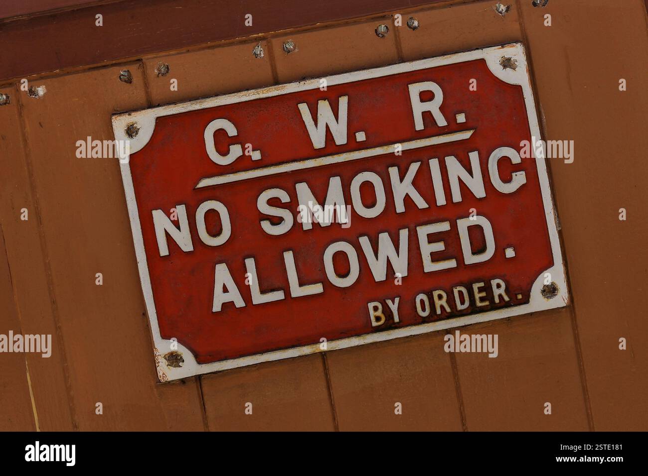 A Great Western Railway (GWR), No Smoking Allowed by Order Fouling Sign, Angleterre, Royaume-Uni Banque D'Images