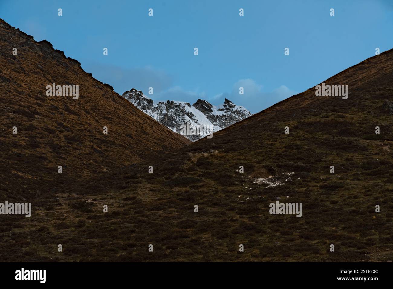 Trekking route de Tsergo Ri Peak dans l'Himalaya du Népal forme Kyanjin Gompa avec Mt. Gangchempo Banque D'Images Trekking route de Tsergo Ri Peak dans l'Himalaya du Népal forme Kyanjin Gompa avec Mt. Gangchempo Banque D'Images