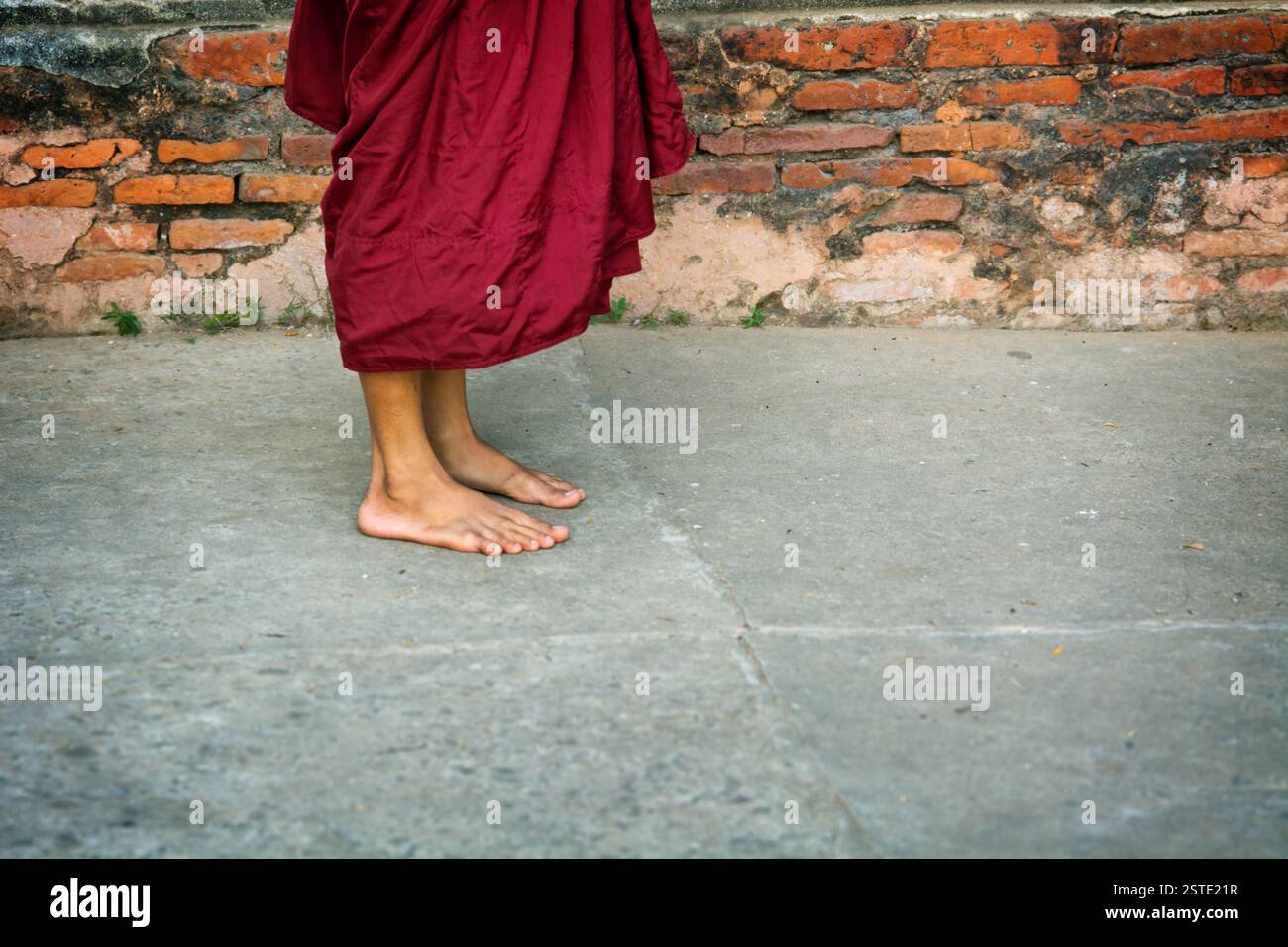 Jambes de moine bouddhiste. Birmanie (Myanmar) Banque D'Images