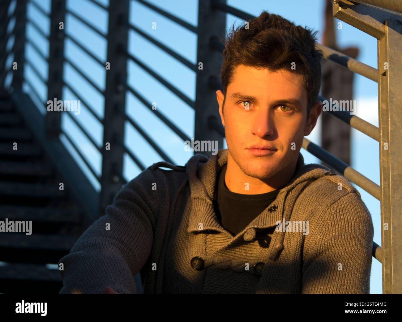 Beau jeune homme dans l'environnement urbain Banque D'Images