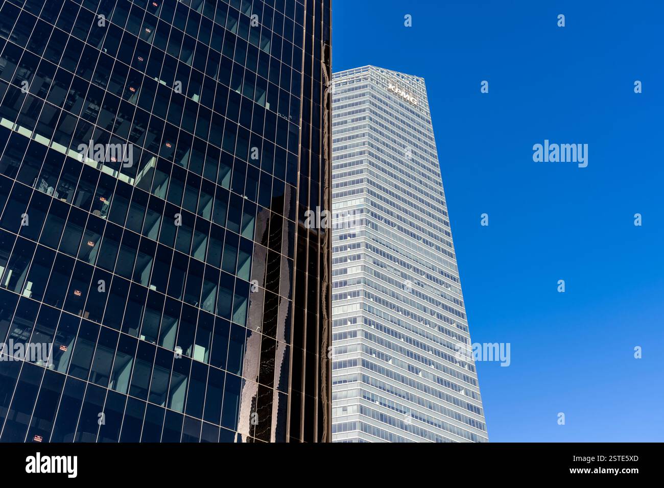 Cuatro Torres Business Area : quatre gratte-ciel à Madrid. Celui-ci est Torre de cristal (Crystal Tower), occupé par la société comptable KPMG. Banque D'Images