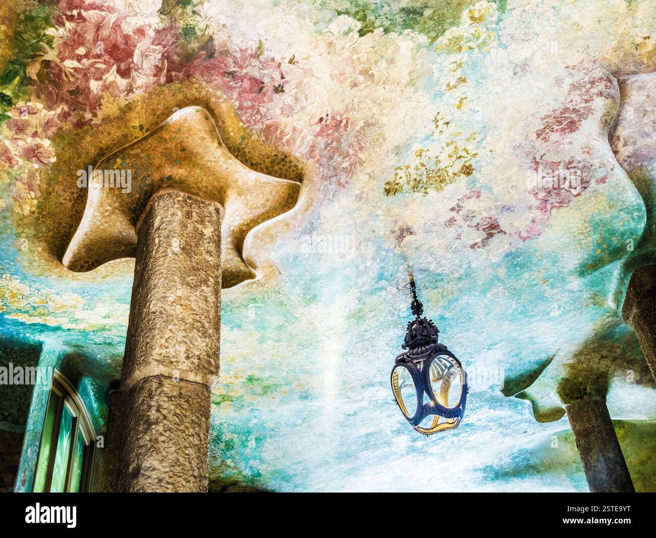La cour des fleurs à la Pedrera ou Casa Mila à Barcelone. Banque D'Images