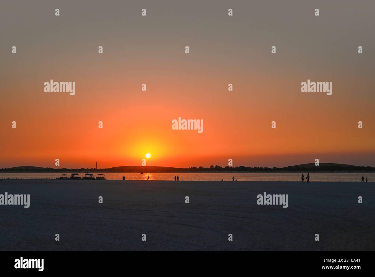 Coucher de soleil à Abu Dhabi, eau Banque D'Images