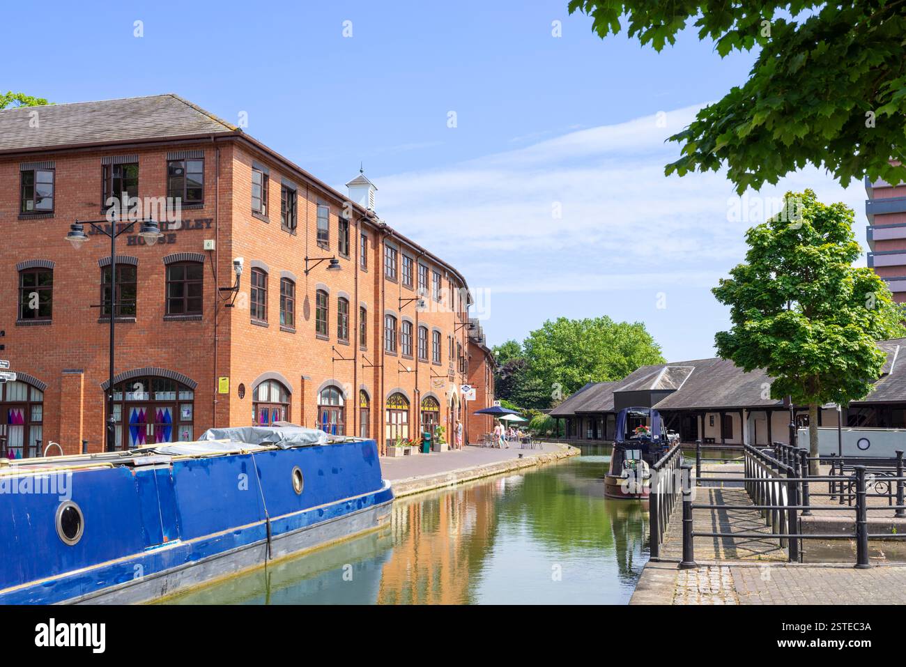 Canal bateaux étroits amarrés dans le bassin du canal de Coventry Coventry Warwickshire West Midlands Angleterre Royaume-Uni GB Europe Banque D'Images