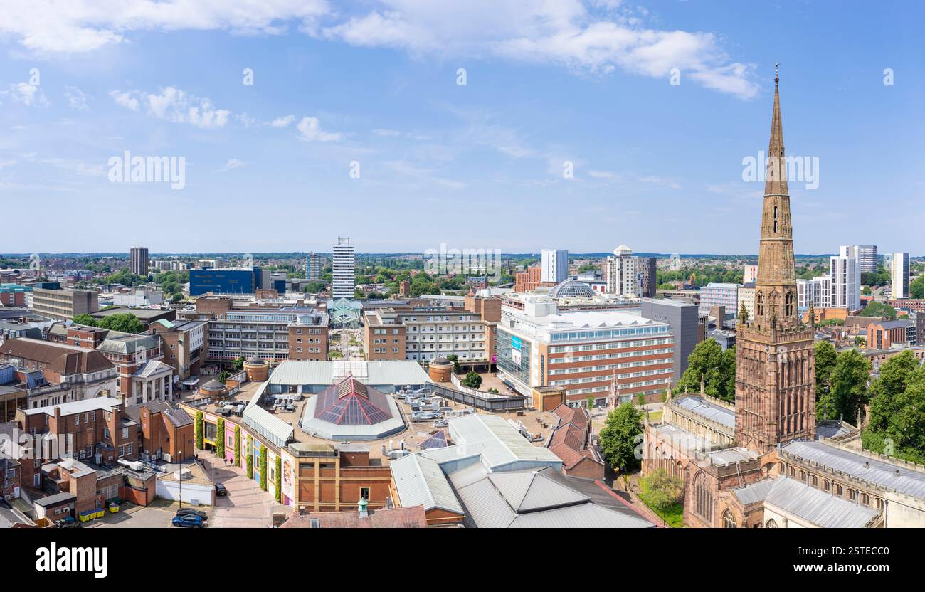 Vue panoramique de Coventry sur l'église Holy Trinity depuis le sommet de la tour de la cathédrale de Coventry Coventry Warwickshire West Midlands Angleterre Royaume-Uni GB Europe Banque D'Images