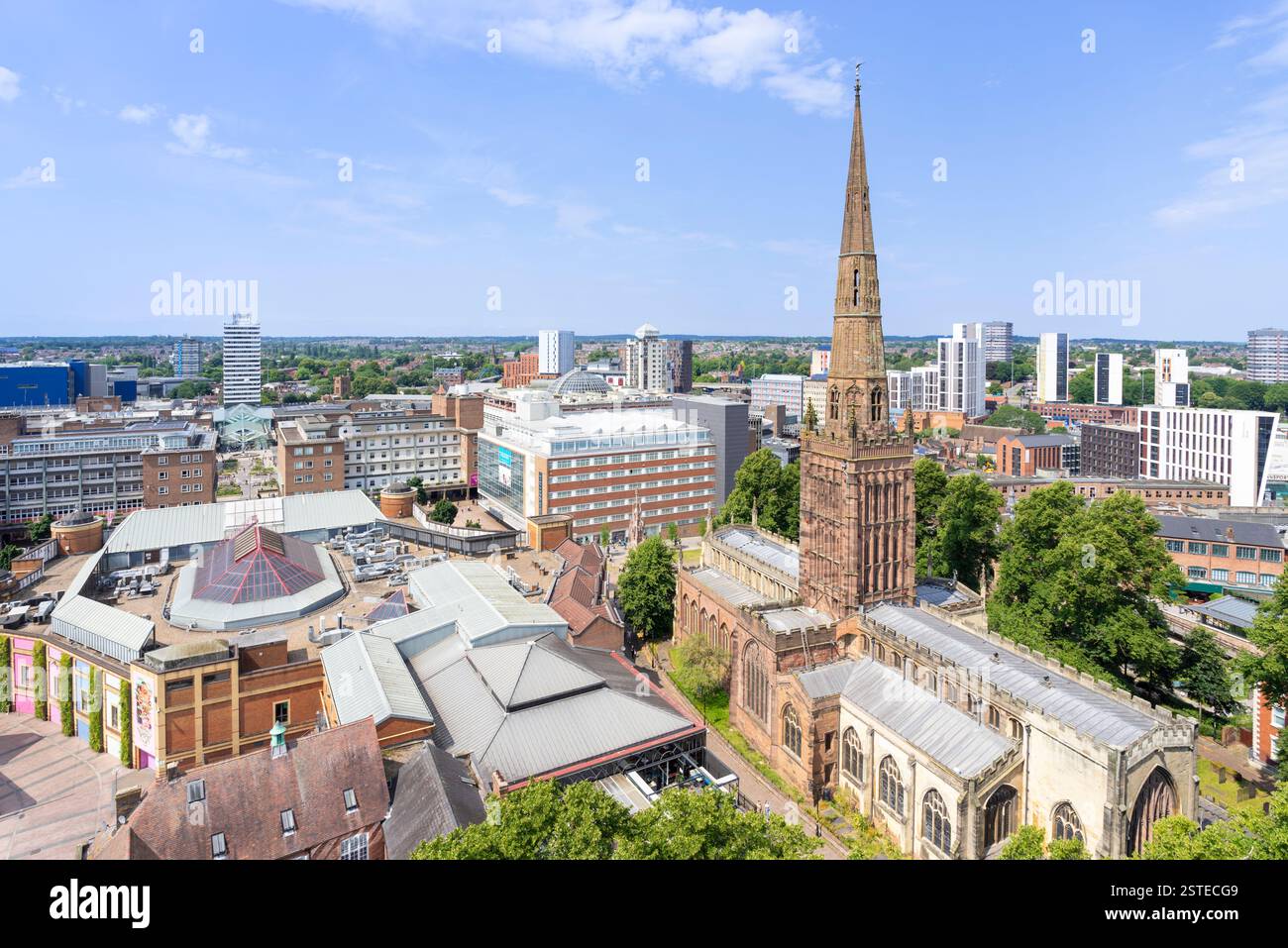 Vue panoramique de Coventry sur l'église Holy Trinity depuis le sommet de la tour de la cathédrale de Coventry Coventry Warwickshire West Midlands Angleterre Royaume-Uni GB Europe Banque D'Images
