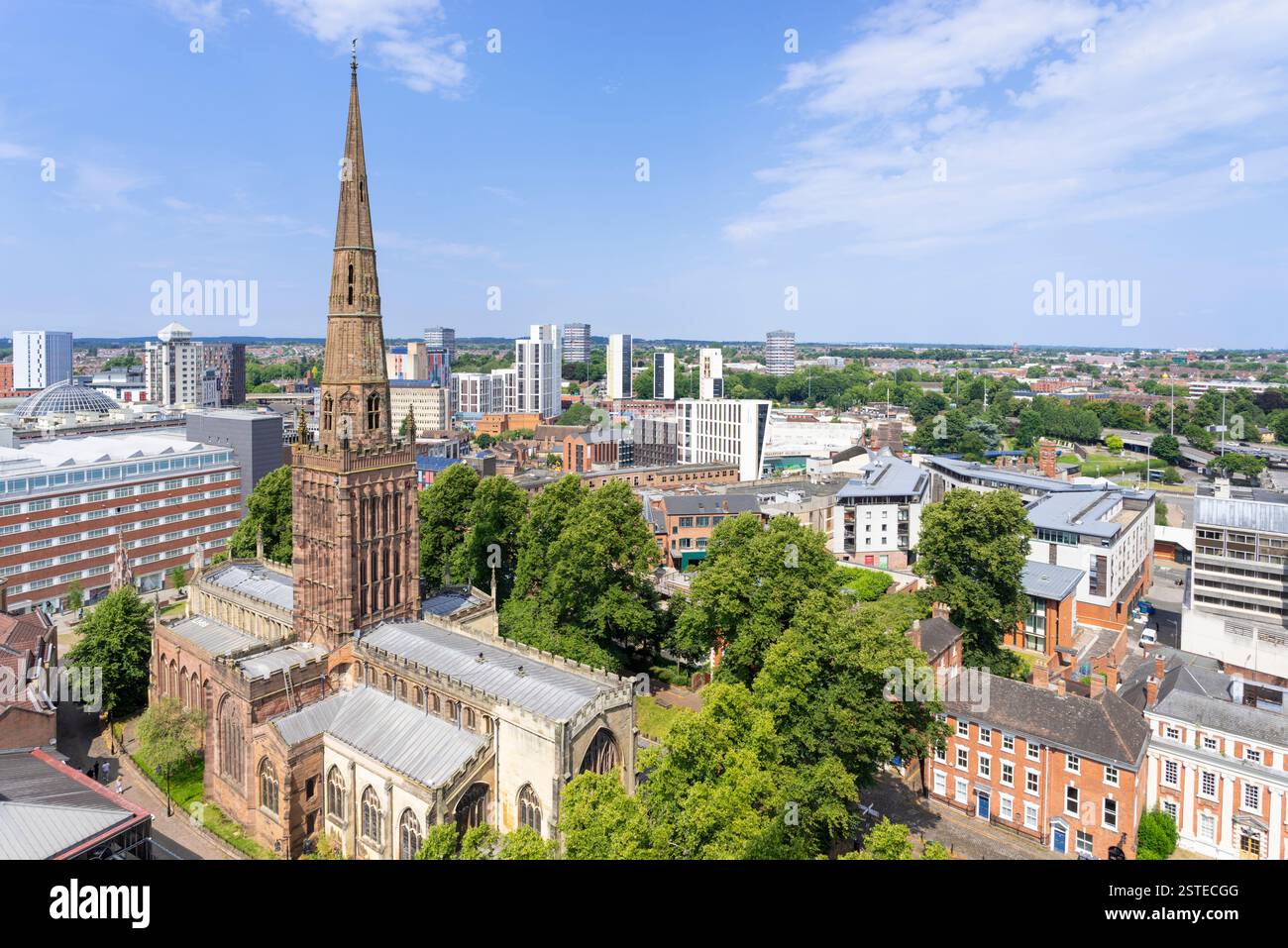 Vue panoramique de Coventry sur l'église Holy Trinity depuis le sommet de la tour de la cathédrale de Coventry Coventry Warwickshire West Midlands Angleterre Royaume-Uni GB Europe Banque D'Images