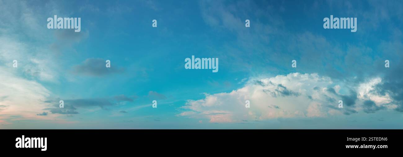 Panorama du ciel diurne avec des nuages Banque D'Images