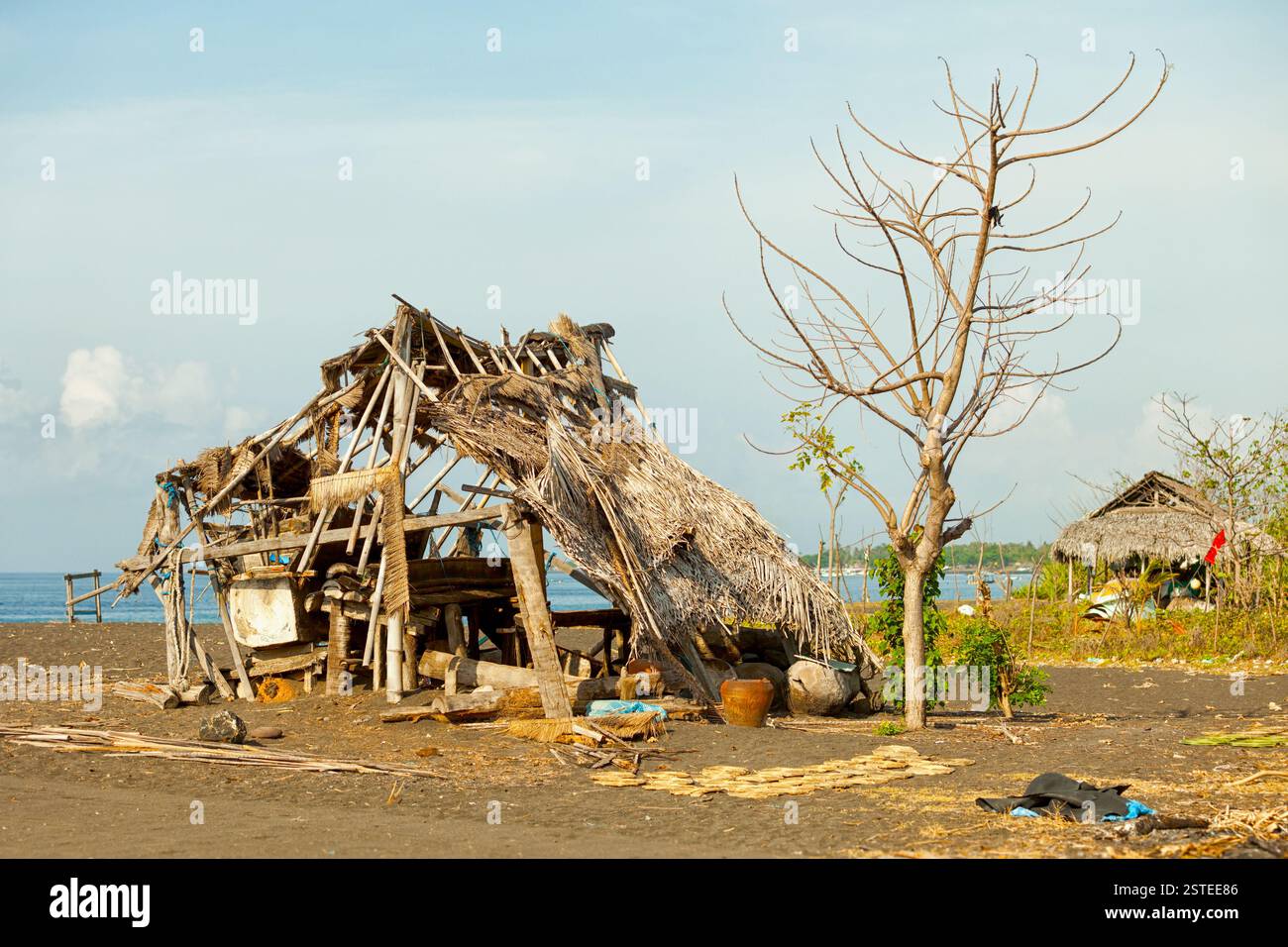 Cabane ruinée sur la plage. Indonésie, Bali Banque D'Images