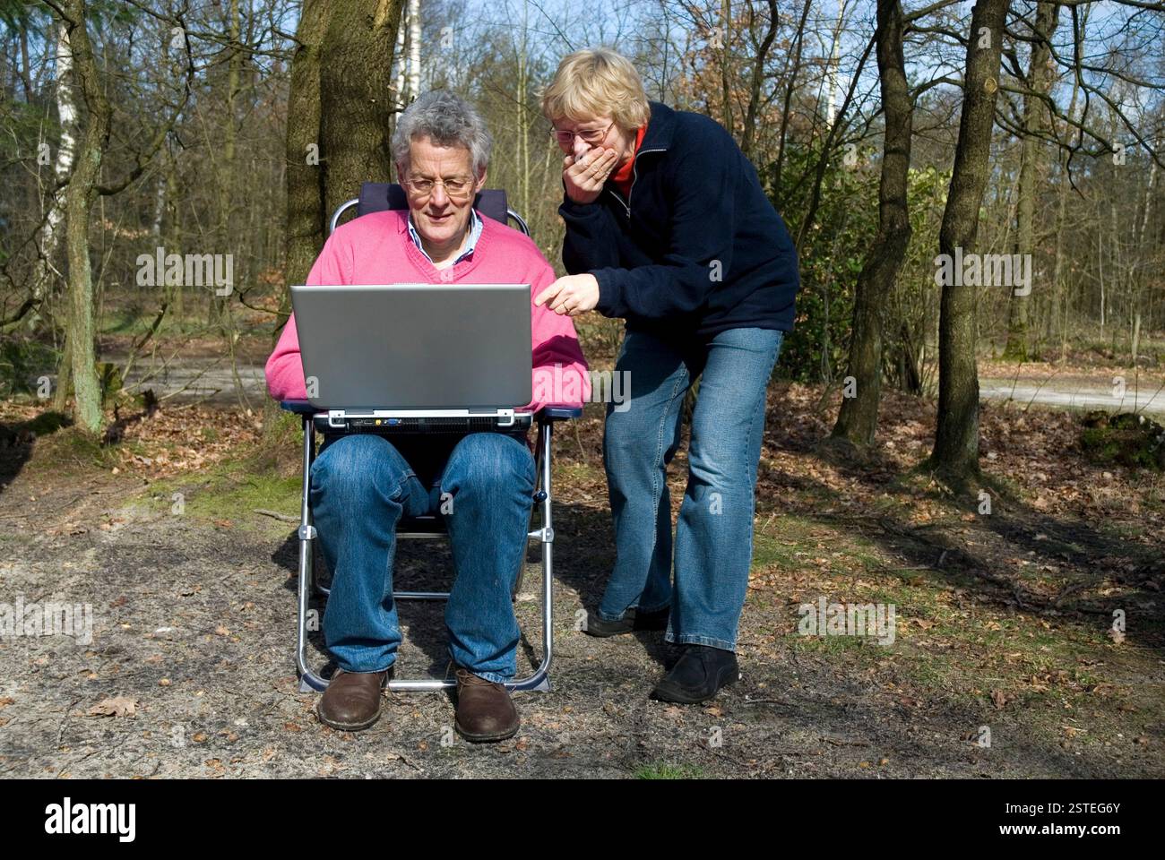 Les grands-parents avec portable Banque D'Images