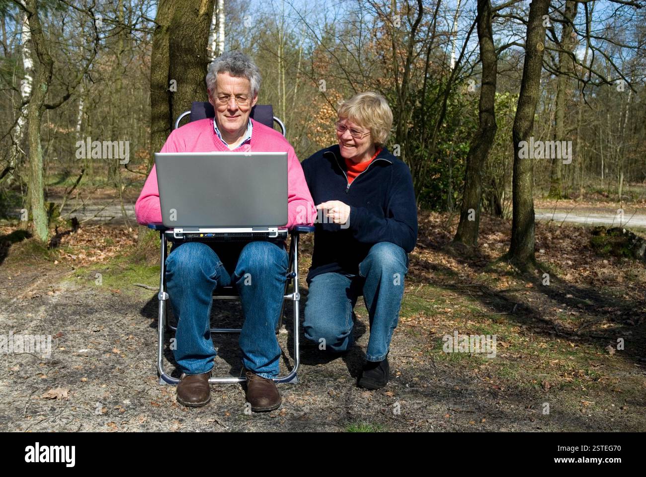 Les grands-parents avec portable Banque D'Images