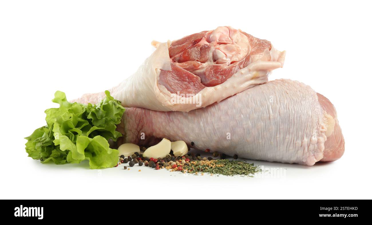 Pilons de dinde crue et épices isolés sur blanc Banque D'Images