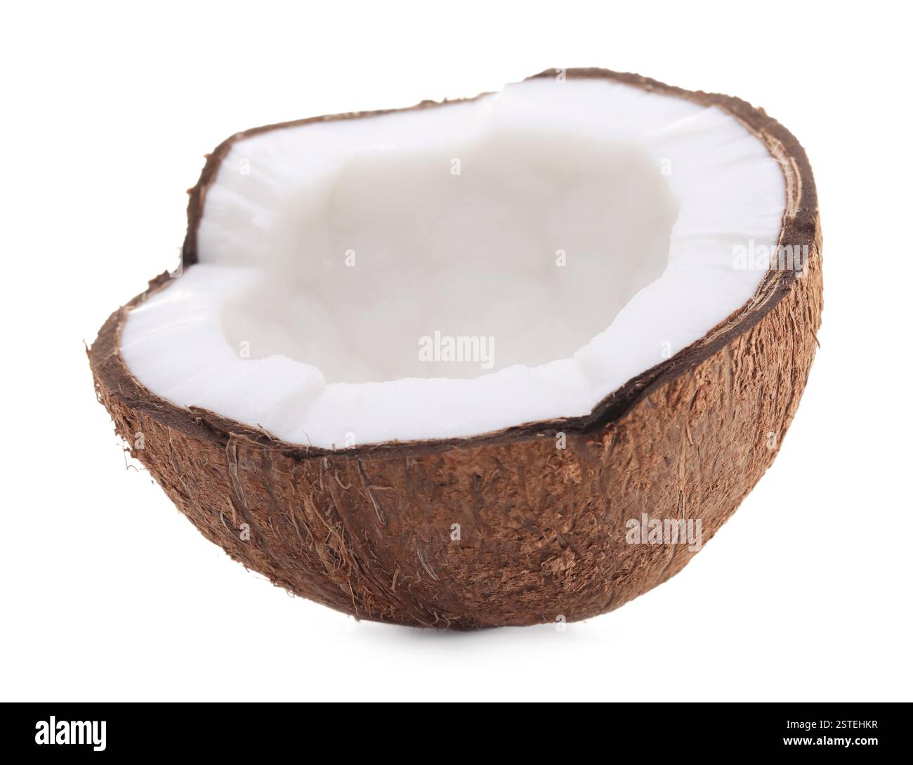 La moitié de noix de coco craquelée isolée sur blanc Banque D'Images