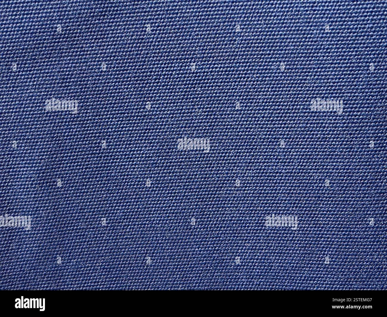 Gros plan d'un tissu denim bleu texturé avec des fils tissés visibles et une couleur riche et profonde. - Image de stock capturée avec un smartphone