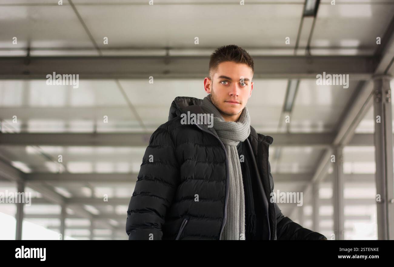 Jeune homme attrayant sous tunnel en milieu urbain Banque D'Images