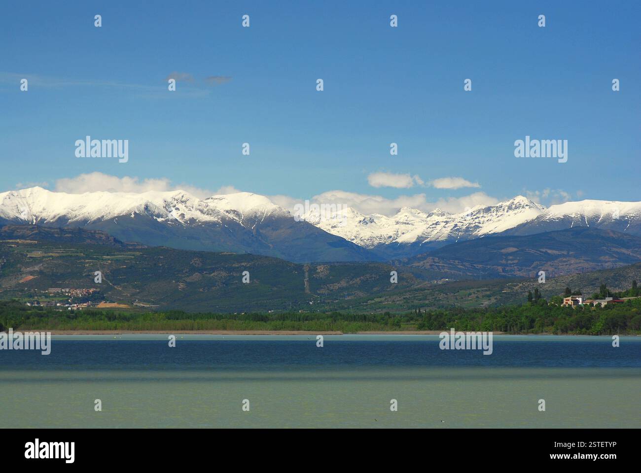 Réservoir Tremp plein d'eau liquide et de réserve de neige dans les sommets des Pyrénées Banque D'Images