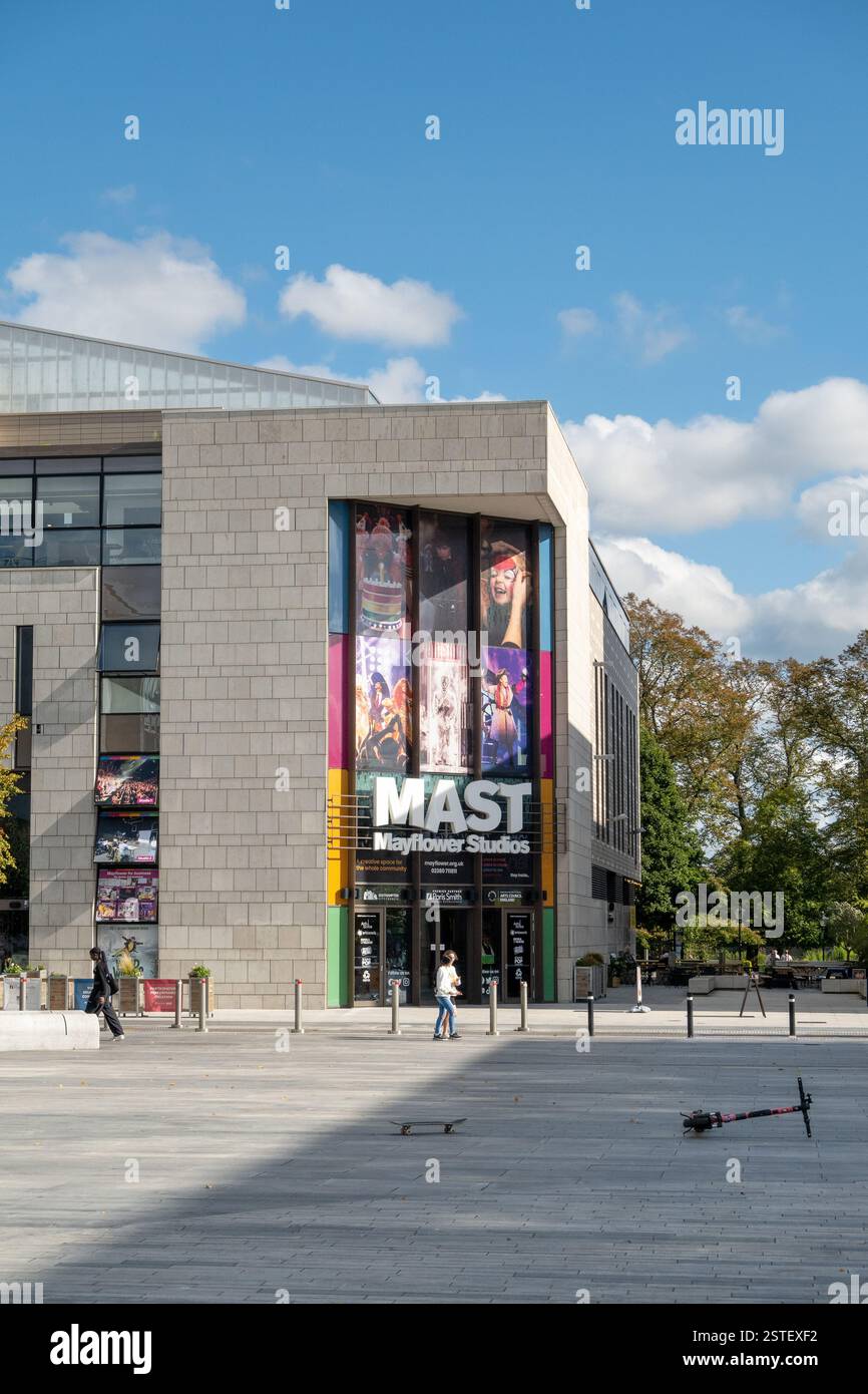 Guildhall Square face au MAST Mayflower Studios et à la John Hansard Gallery, au-dessus de Bar Street Southampton Angleterre Royaume-Uni Banque D'Images