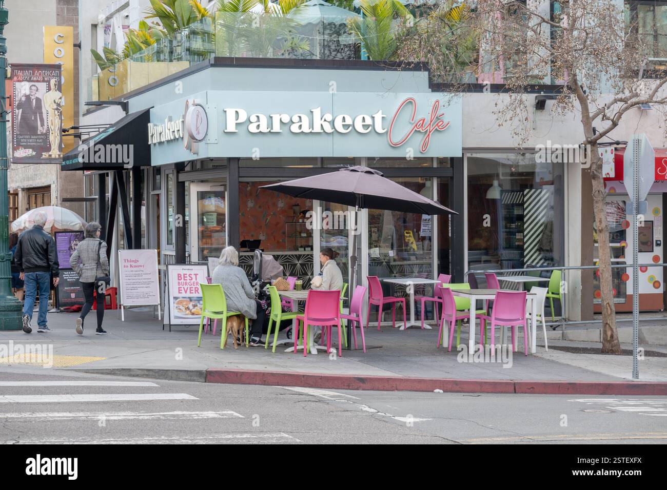 Clients Sat devant le Parakeet Cafe sur India Street à Little Italy San Diego Banque D'Images