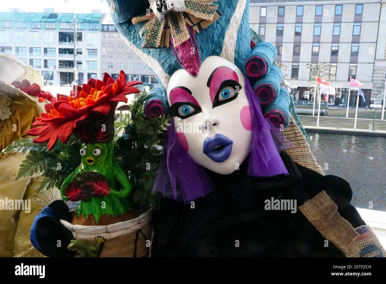 Venezianischer Karneval in Hamburg Venedig an der Waterkant mit Masken und Kostümen Kavaliere mit prächtigen Umhängen, Damen in Reifröcken und Fabelwesen in Fantasiekostümen: Ein Hauch von Venedig in den Hamburger Colonnaden und unter den Alsterarkaden am 16.02.2025 à Hambourg HH Deutschland *** Carnaval vénitien à Hambourg Venise sur le front de mer avec masques et costumes cavaliers avec capes magnifiques, dames en jupes de cerceaux et créatures mythiques en costumes fantastiques Une touche de Venise à Hambourg Colonnaden et sous l'Alsterarkaden le 16 02 2025 à Hambourg HH Allemagne Banque D'Images