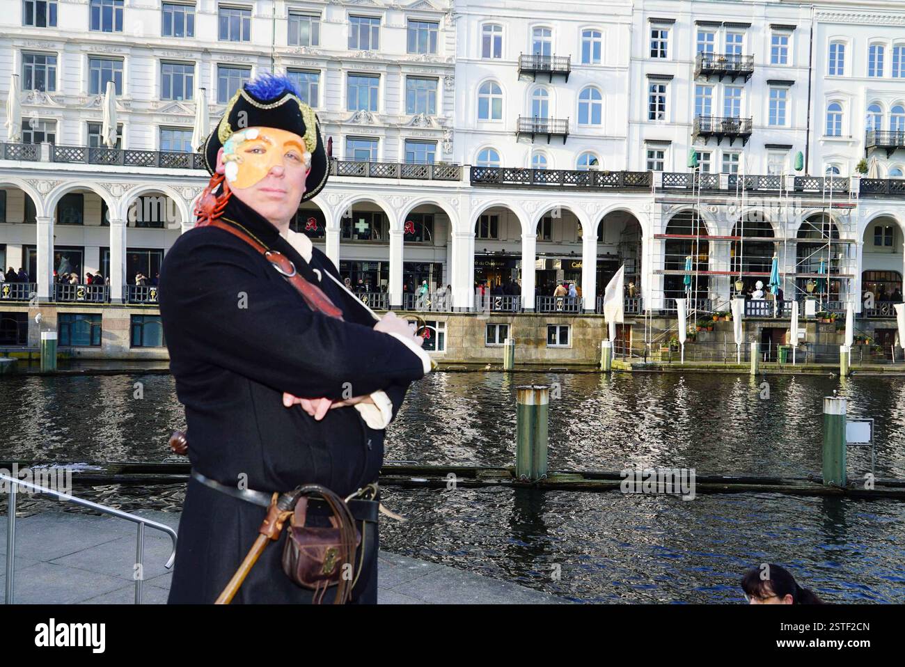 Venezianischer Karneval in Hamburg Venedig an der Waterkant mit Masken und Kostümen Kavaliere mit prächtigen Umhängen, Damen in Reifröcken und Fabelwesen in Fantasiekostümen: Ein Hauch von Venedig in den Hamburger Colonnaden und unter den Alsterarkaden am 16.02.2025 à Hambourg HH Deutschland *** Carnaval vénitien à Hambourg Venise sur le front de mer avec masques et costumes cavaliers avec capes magnifiques, dames en jupes de cerceaux et créatures mythiques en costumes fantastiques Une touche de Venise à Hambourg Colonnaden et sous l'Alsterarkaden le 16 02 2025 à Hambourg HH Allemagne Banque D'Images