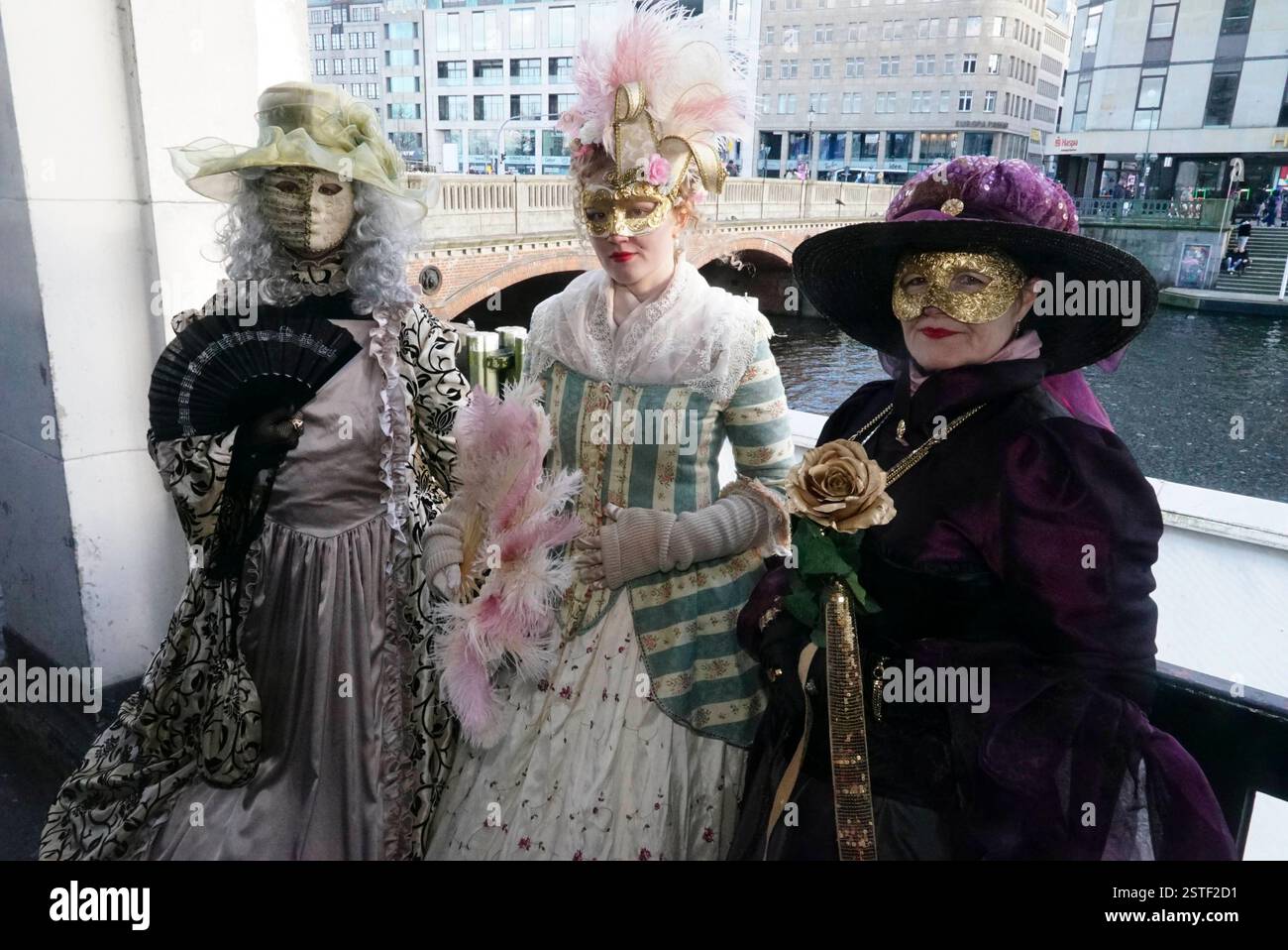 Venezianischer Karneval in Hamburg Venedig an der Waterkant mit Masken und Kostümen Kavaliere mit prächtigen Umhängen, Damen in Reifröcken und Fabelwesen in Fantasiekostümen: Ein Hauch von Venedig in den Hamburger Colonnaden und unter den Alsterarkaden am 16.02.2025 à Hambourg HH Deutschland *** Carnaval vénitien à Hambourg Venise sur le front de mer avec masques et costumes cavaliers avec capes magnifiques, dames en jupes de cerceaux et créatures mythiques en costumes fantastiques Une touche de Venise à Hambourg Colonnaden et sous l'Alsterarkaden le 16 02 2025 à Hambourg HH Allemagne Banque D'Images