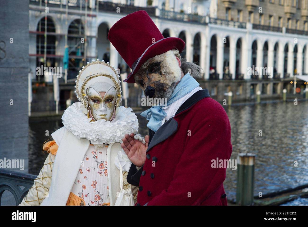 Venezianischer Karneval in Hamburg Venedig an der Waterkant mit Masken und Kostümen Kavaliere mit prächtigen Umhängen, Damen in Reifröcken und Fabelwesen in Fantasiekostümen: Ein Hauch von Venedig in den Hamburger Colonnaden und unter den Alsterarkaden am 16.02.2025 à Hambourg HH Deutschland *** Carnaval vénitien à Hambourg Venise sur le front de mer avec masques et costumes cavaliers avec capes magnifiques, dames en jupes de cerceaux et créatures mythiques en costumes fantastiques Une touche de Venise à Hambourg Colonnaden et sous l'Alsterarkaden le 16 02 2025 à Hambourg HH Allemagne Banque D'Images