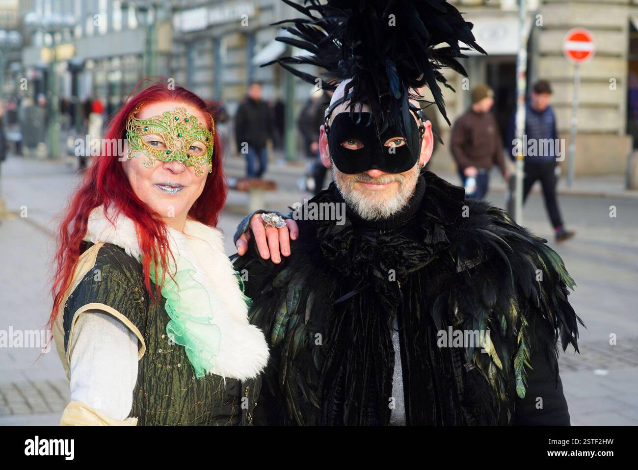 Venezianischer Karneval in Hamburg Venedig an der Waterkant mit Masken und Kostümen Kavaliere mit prächtigen Umhängen, Damen in Reifröcken und Fabelwesen in Fantasiekostümen: Ein Hauch von Venedig in den Hamburger Colonnaden und unter den Alsterarkaden am 16.02.2025 à Hambourg HH Deutschland *** Carnaval vénitien à Hambourg Venise sur le front de mer avec masques et costumes cavaliers avec capes magnifiques, dames en jupes de cerceaux et créatures mythiques en costumes fantastiques Une touche de Venise à Hambourg Colonnaden et sous l'Alsterarkaden le 16 02 2025 à Hambourg HH Allemagne Banque D'Images