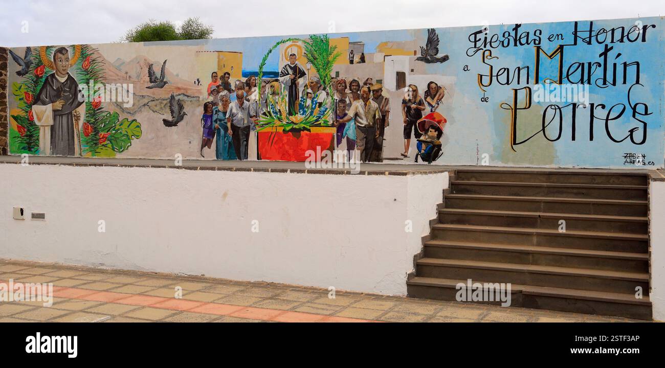 Murale communautaire colorée à l'église Martin de Porres, El Roque, Oliva, Fuerteventura, Îles Canaries, Espagne, UE. Prise hiver 2024 Banque D'Images