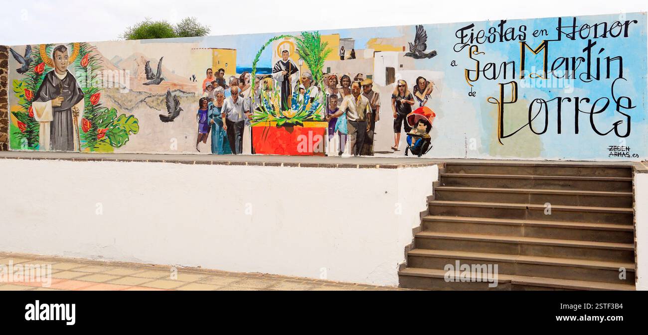 Murale communautaire colorée à l'église Martin de Porres, El Roque, Oliva, Fuerteventura, Îles Canaries, Espagne, UE. Prise hiver 2024 Banque D'Images