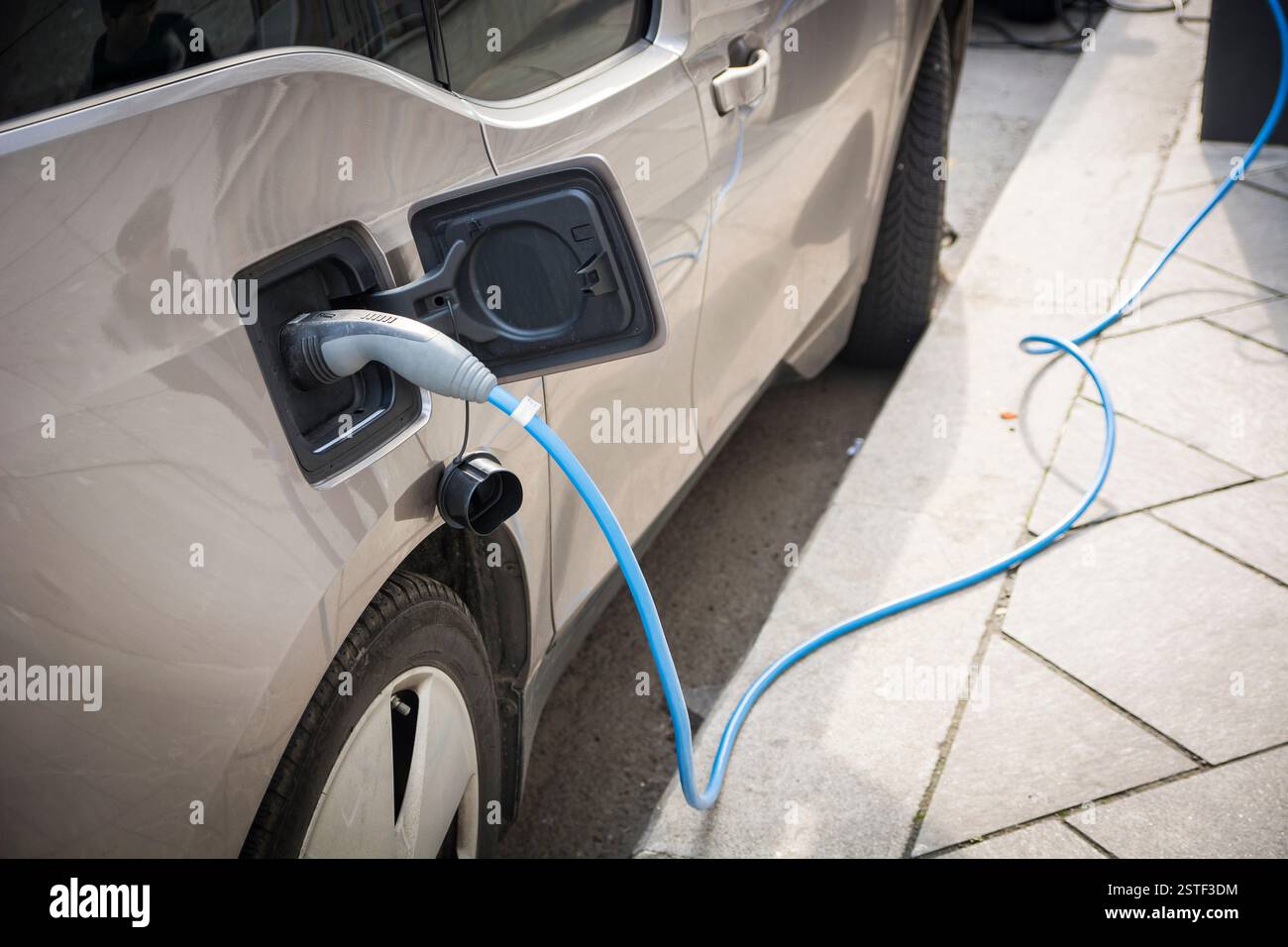 Une voiture électrique de charge Banque D'Images